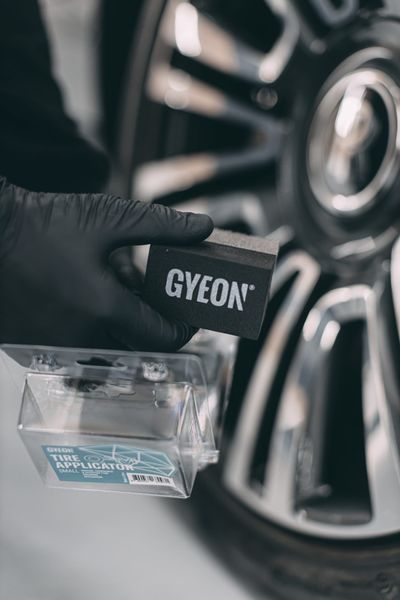 Аплікатор для нанесення засобів на шини Gyeon Q&sup2;M Tire Applicator Small &ndash; компактний аплікатор для догляду за покришками (1 шт.) G.TA.Small1 фото
